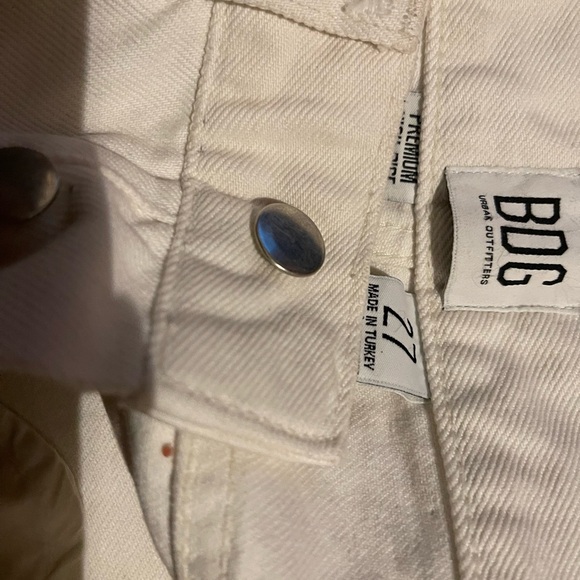 BDG High-Waisted
Retro Boy Jean Ripped White
Denim - Picture 6 of 7